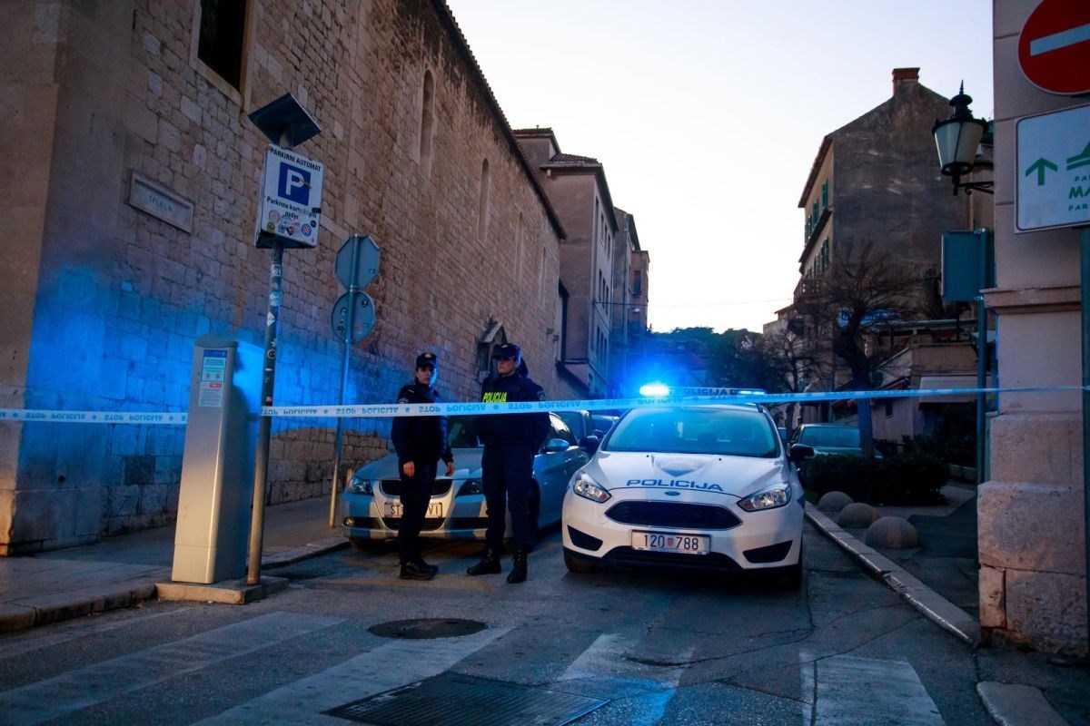 Muškarac (29) u Splitu izbo brata, policija ga privela uz prisilu
