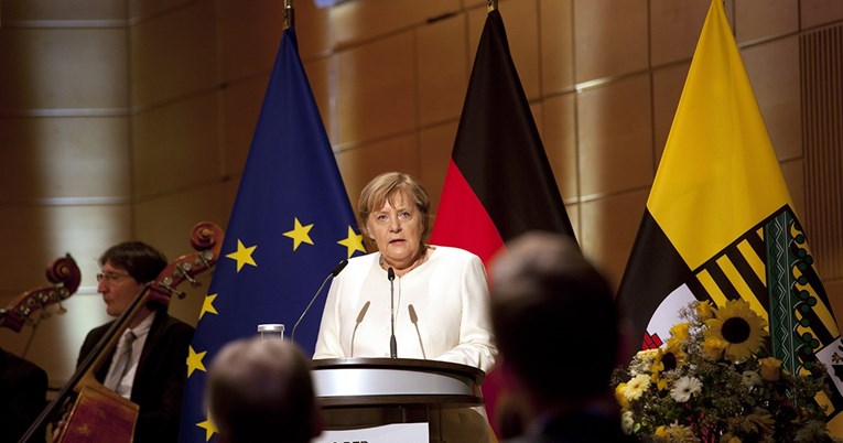 Merkel: Demokracija je na udaru