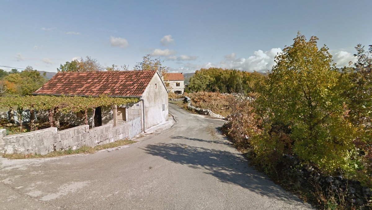 Policajac u donjem rublju spriječio trojicu da zapale kuću u kojoj su spavala djeca