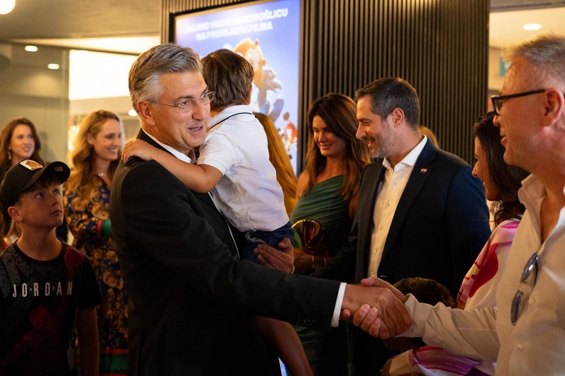 Andrej Plenković na premijeru stigao sa sinom Ivanom, dječaku se nisu svidjele kamere