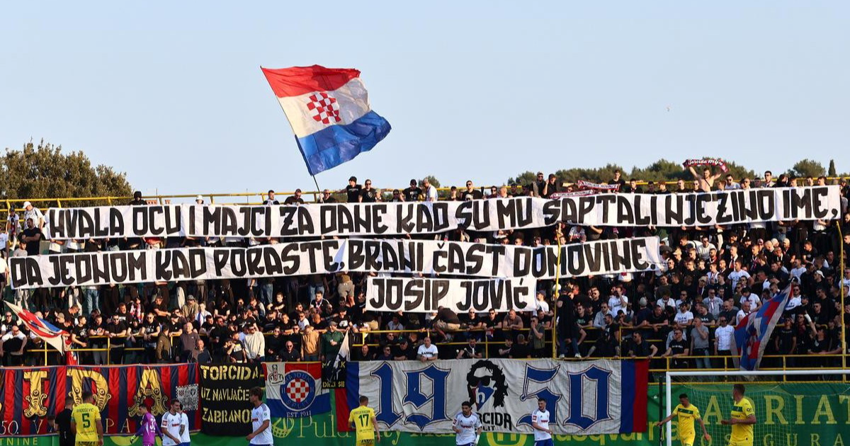 Torcida podigla poruke Josipu Joviću i Žanu Ojdaniću. Za kraj dodala: Smrt drukerima