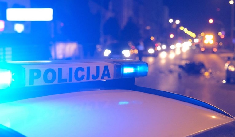 Policajac lovio motorista od Splita do Šibenika. Pao je s motora, teško je ozlijeđen