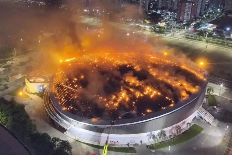 VIDEO Ogroman požar na stadionu u Brazilu. Gasilo ga 80 vatrogasaca