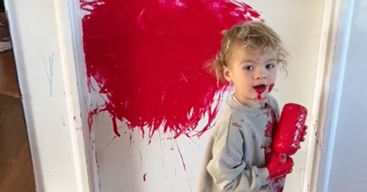 Dijete uništilo vrata i pod crvenom bojom, njegova majka oduševila ljude smirenošću