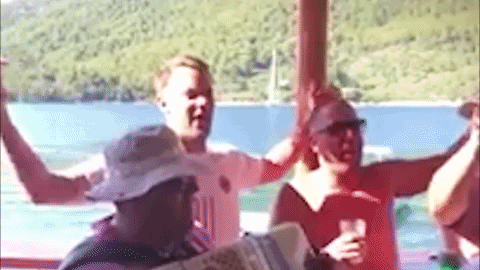 Pogledajte Manuela Neuera kako pjeva "Lijepa li si" na brodu pored Dubrovnika