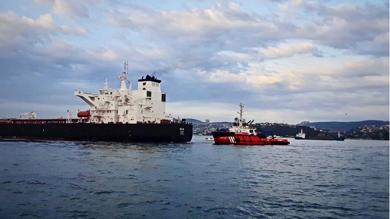 Hrvatski tanker u Bosporu nekontrolirano plutao prema obali, pogledajte