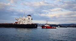 Hrvatski tanker u Bosporu nekontrolirano plutao prema obali, pogledajte