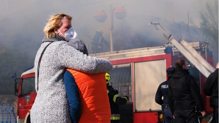 VIDEO Ugašen požar u Zagrebu, izgorjela baraka, ozlijeđena dva vatrogasca