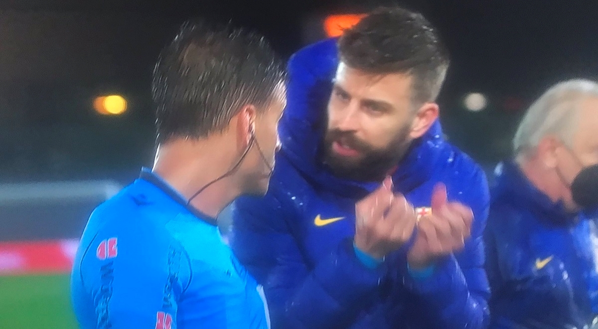 Skandal nakon El Clasica. Pique izašao na teren i urlao na suca. Delegat ga tjerao