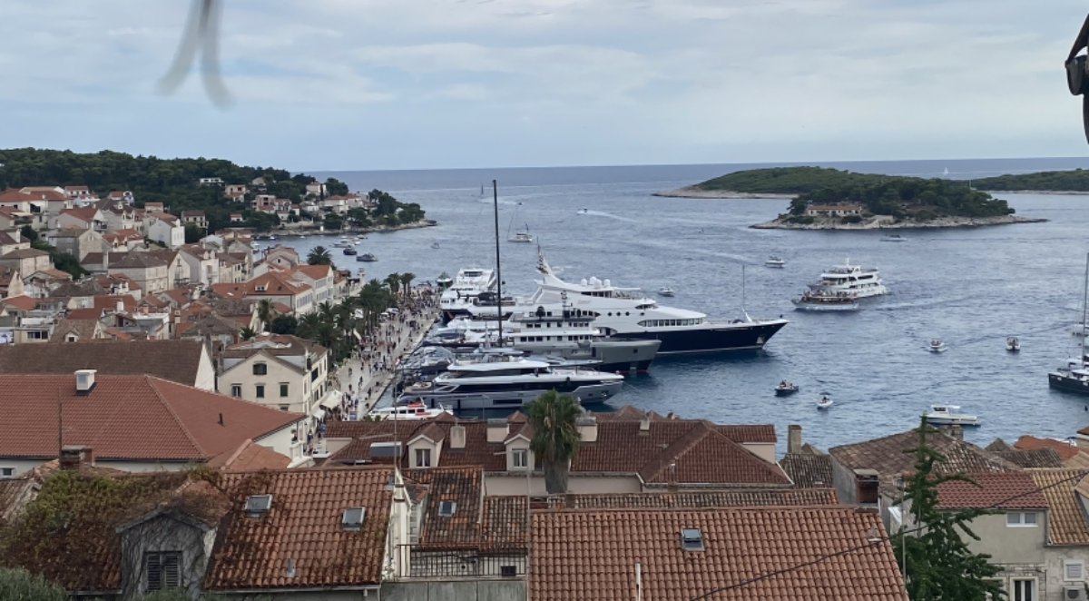 Na Hvaru usidrena jahta s helikopterom vrijedna 100 milijuna dolara, zna se i vlasnik