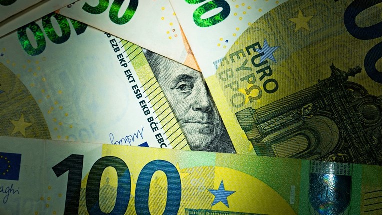 Euro u prvom polugodištu ojačao prema dolaru gotovo 2 posto