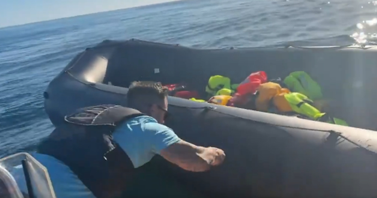 VIDEO Britanski desničarski aktivist snimao kako reže čamac na La Mancheu