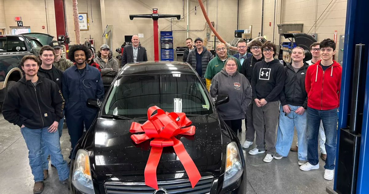 Srednjoškolci u Virginiji popravljaju aute i daruju ih samohranim majkama