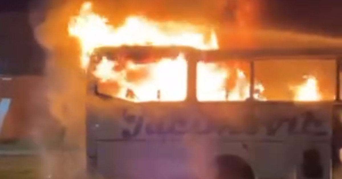 U Vojvodini zapaljen autobus kojim su studenti išli na prosvjede. "Nema stajanja"