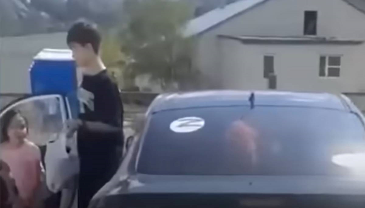 VIDEO Rusi stigli u Kazahstan s naljepnicama "Z", lokalci ih napali: "Vi ste fašisti"