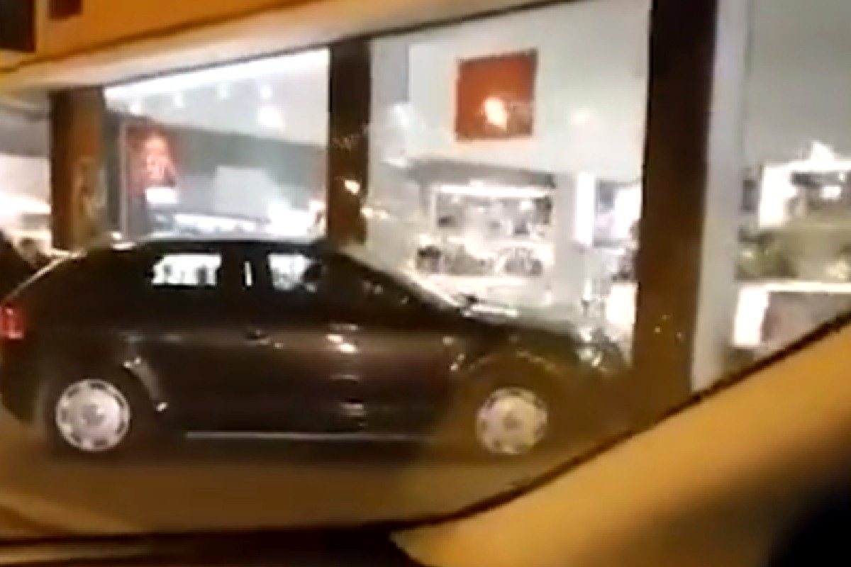 VIDEO Auto se u centru Zagreba zabio u izlog trgovine