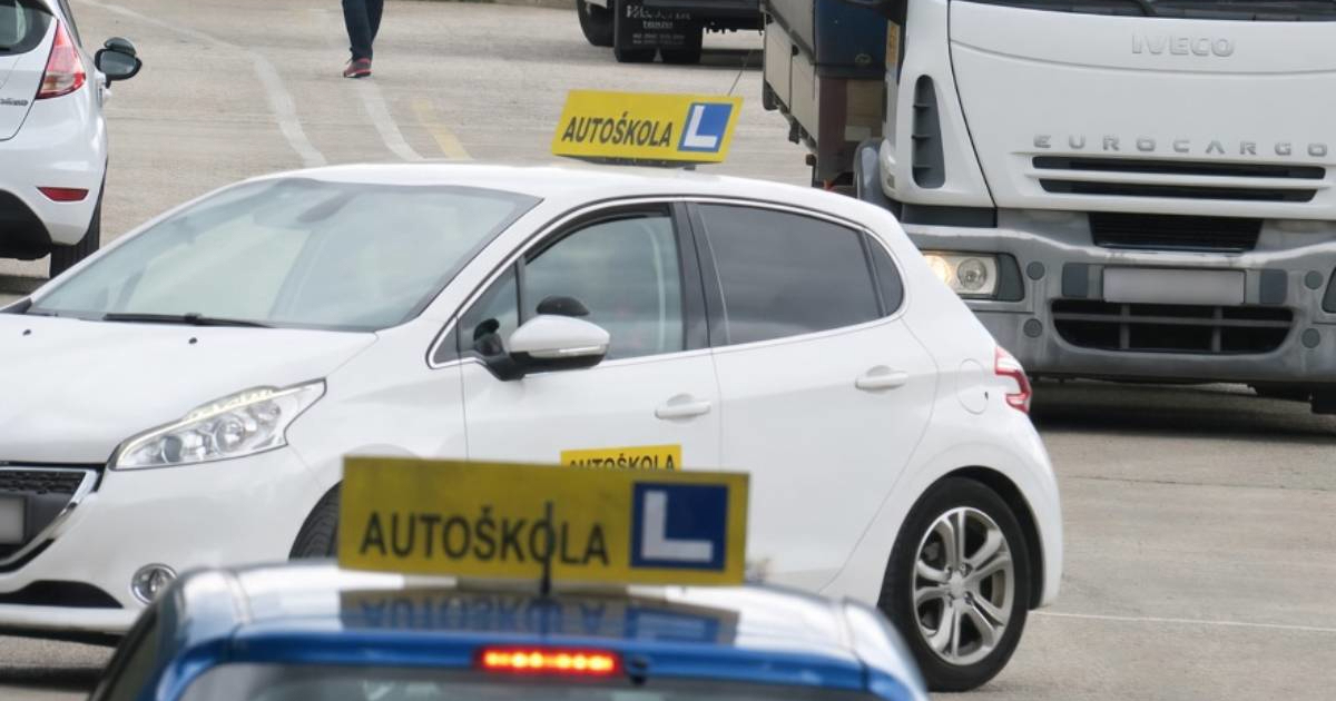 Instruktorica vožnje u Splitu lažirala podatke za ispit. Upisala je lažne sate vožnje