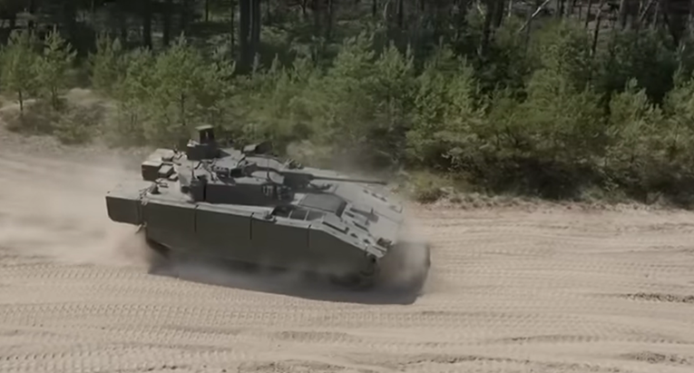 Britanska vojska obustavila upotrebu oklopnjaka. 30 vojnika imalo zdravstvene tegobe