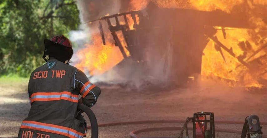 VIDEO U požaru izgubio kuću i dva elektrificirana automobila