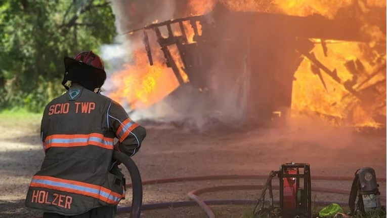 VIDEO Požar zahvatio kuću u kojoj su se punili elektrificirani automobili
