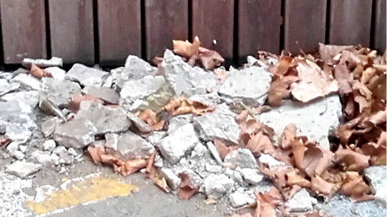 Veliki komad žbuke pao sa zgrade u Zagrebu, prolaznica ga slučajno izbjegla