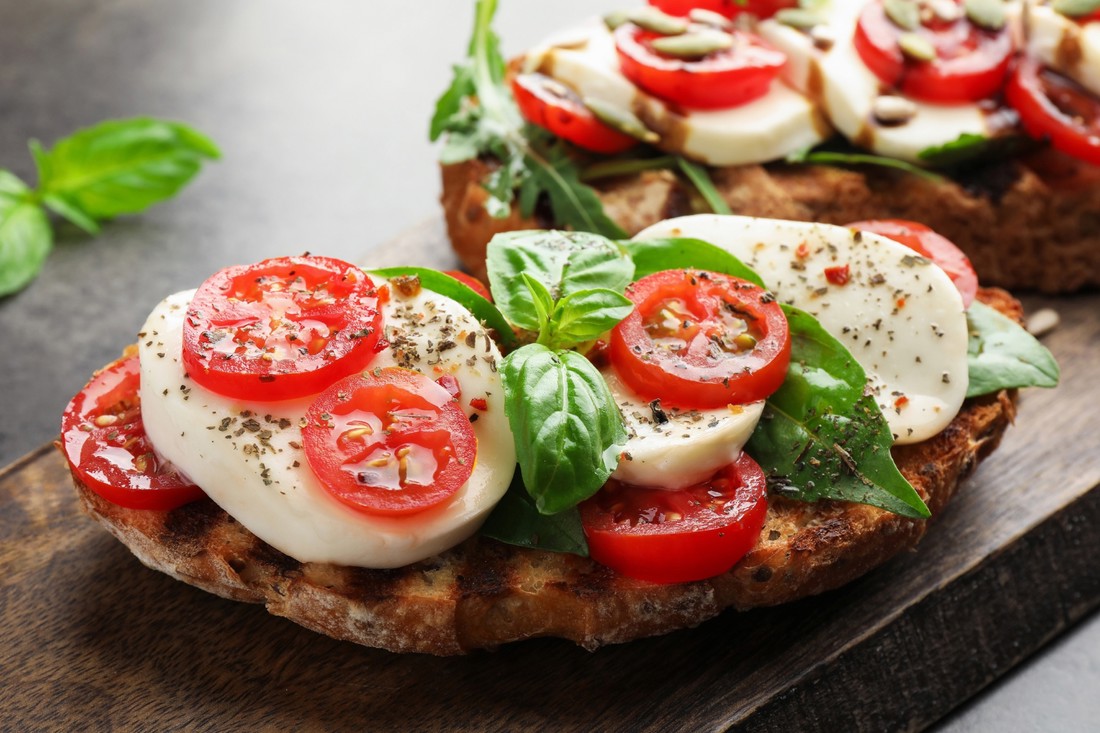 Tost s bosiljkom, mozzarellom i rajčicama. Brzi obrok gotov za 15 minuta