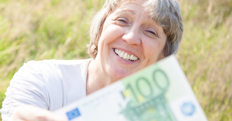Baka iz Srbije unuku od kćeri poklonila 100 eura, a unuku od sina 300 eura