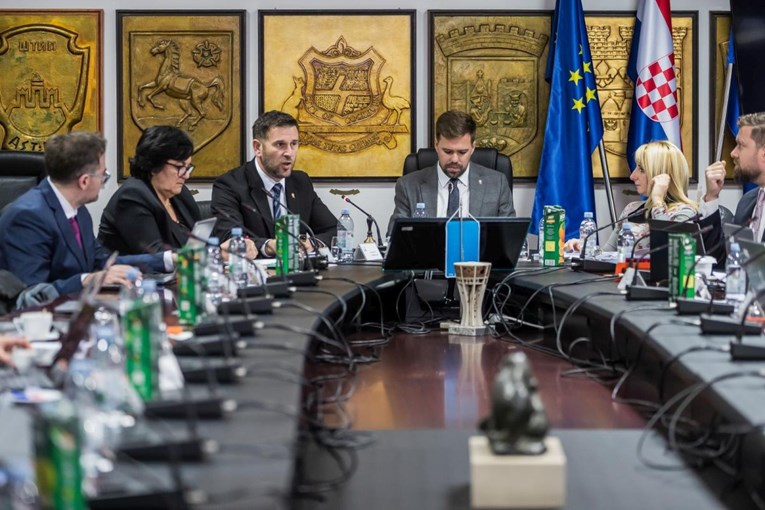 Oporba organizirala sjednicu u Splitu, od 13 potpisnika došlo ih je 6. "Neozbiljno"