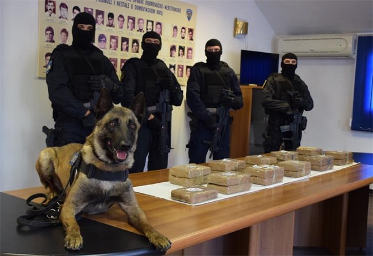 Jedna od većih zapljena ikad: Kod Ploča pas nanjušio 25 kilograma kokaina