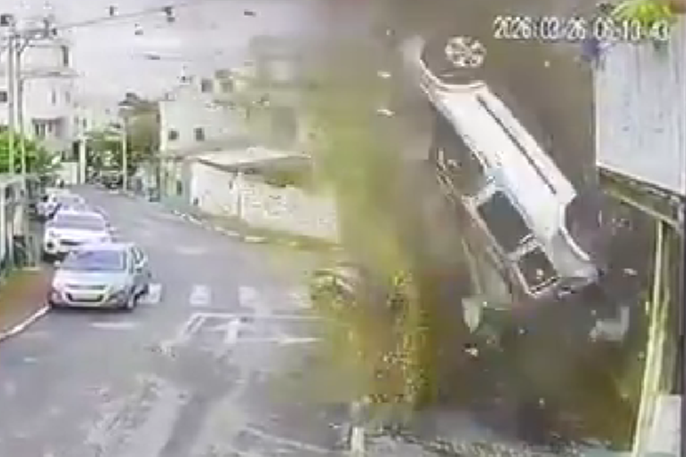 VIDEO Nadzorna kamera snimila udar na izraelski grad, auto letio u zrak