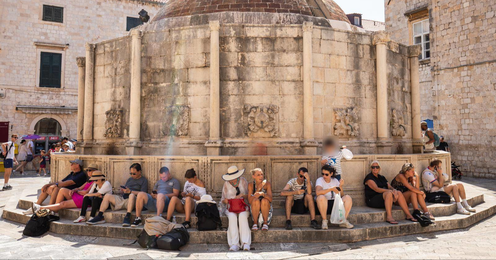 FOTO Dubrovnik pun turista unatoč velikoj vrućini, svi traže komadić hlada