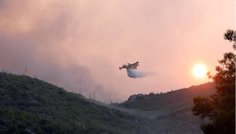 FOTO Stigli kanaderi. Cijelu noć odjekivale detonacije, ljudi polijevali kuće vodom