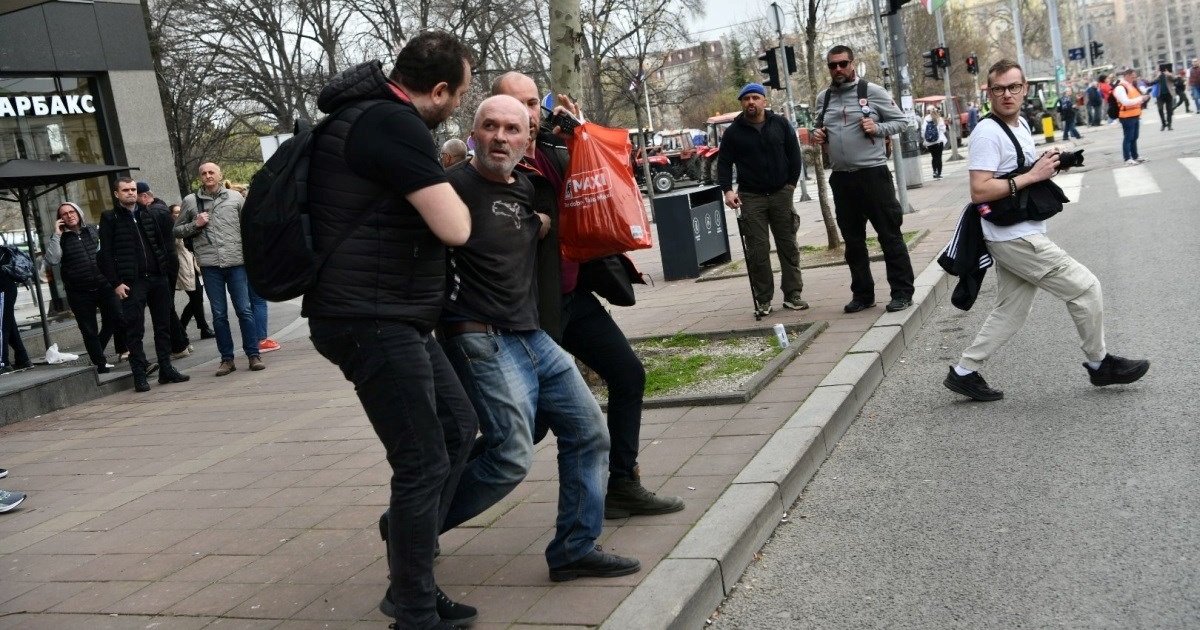 VIDEO Muškarac uhićen ispred Skupštine Srbije, redarima prijetio bombama