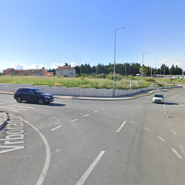 U Splitu plavi auto udario pješakinju i pobjegao. Policija traži svjedoke