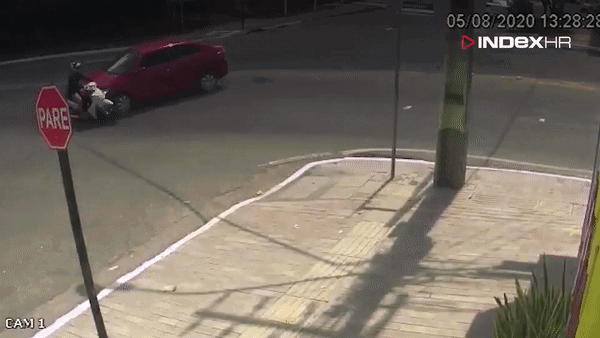 VIDEO Kakav peh! Vozačicu skutera udario auto, a onda završila u šahtu