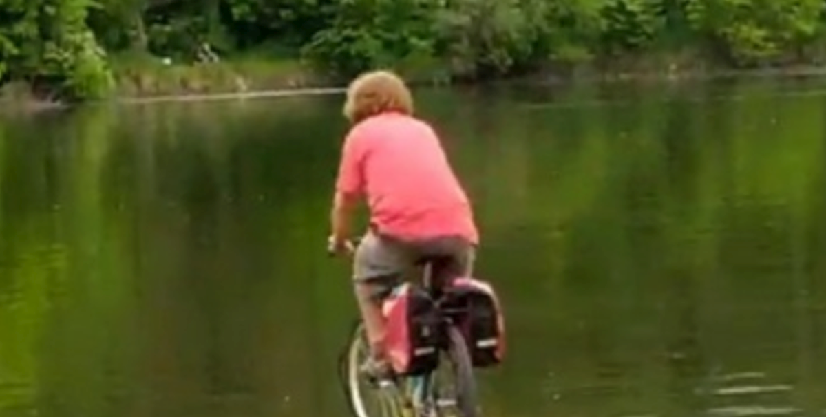 VIDEO Jedinstven prizor u Osijeku: Preuredio bicikl tako da se može voziti po vodi