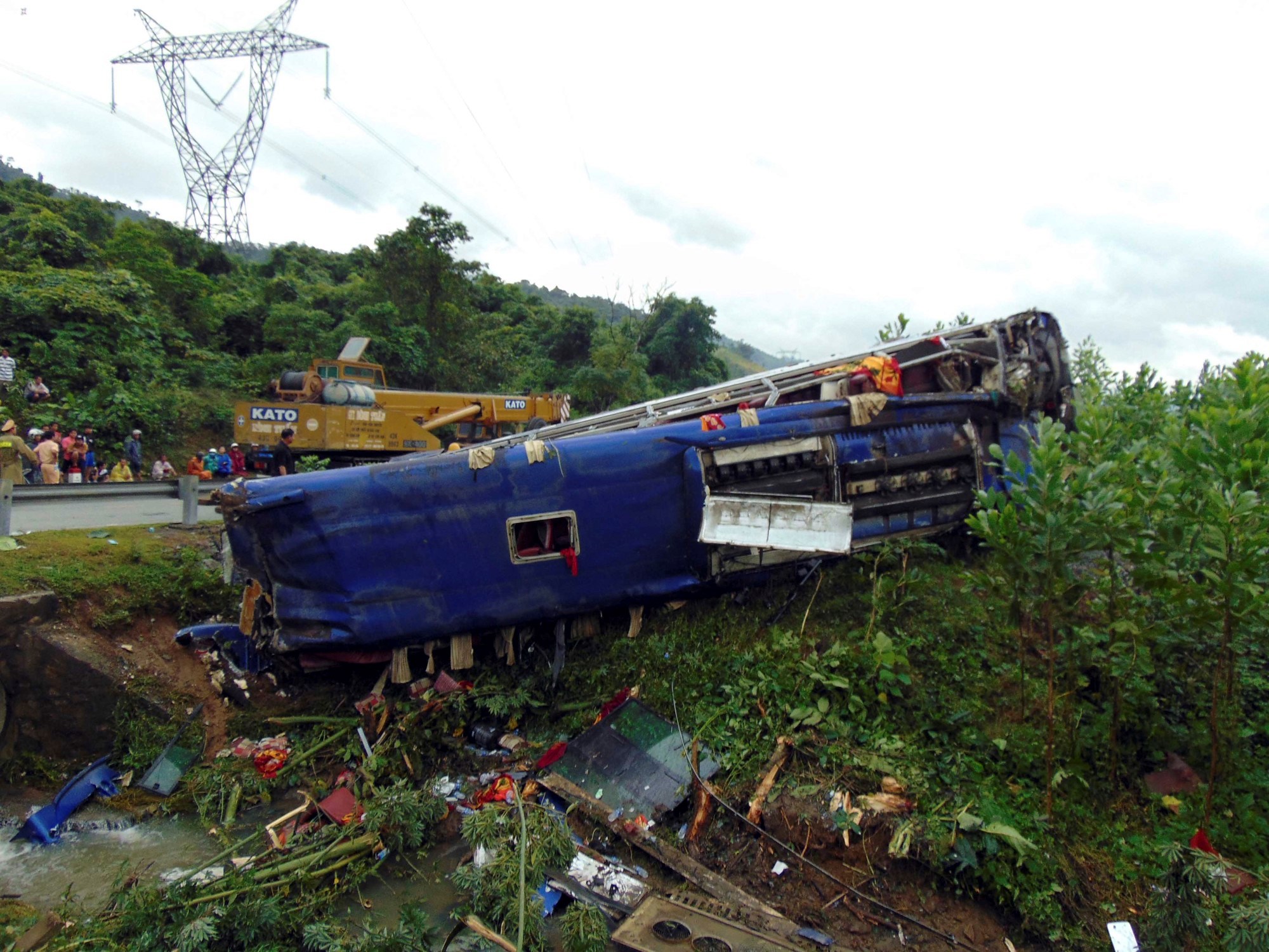 Klizanje tla usmrtilo šest putnika u autobusu u središnjem Vijetnamu