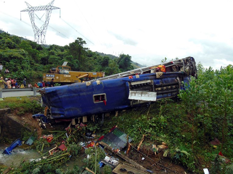 Klizanje tla usmrtilo šest putnika u autobusu u središnjem Vijetnamu