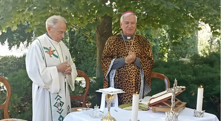 Mnogi ne mogu vjerovati što je ovaj svećenik obukao za misu