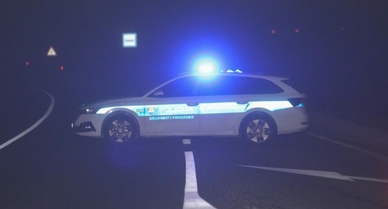 Pijana 18-godišnjakinja u Slavonskom Brodu ukrala kombi i zabila se u policijski auto