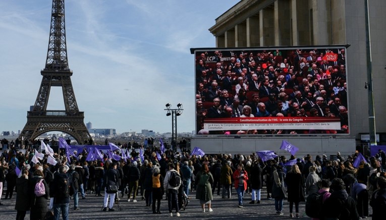 Povijesna odluka u Francuskoj. Pravo na pobačaj proglašeno ustavnim pravom