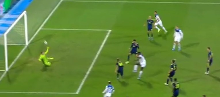 VIDEO Livakovićeva čudesna obrana protiv Atalante oduševila UEFA-u
