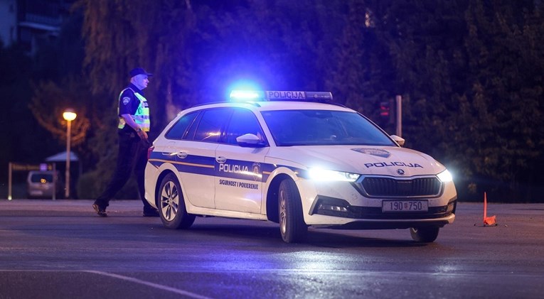 Mrtva pijana se BMW-om zabila u parkirane aute u Zagrebu