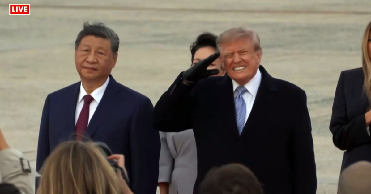 VIDEO Trump napravio bolnu grimasu pred Xijem tijekom preleta vojnih aviona