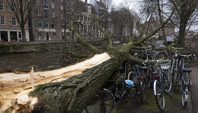FOTO Oluja stigla i do Nizozemske, poginule dvije osobe