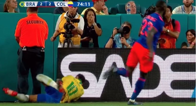 Neymara brutalno zabio u reklame na njegovoj prvoj utakmici nakon teške ozljede