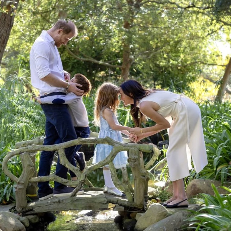 "Photoshop greška": Ljudi uočili bizaran detalj na božićnoj čestitki Harryja i Meghan