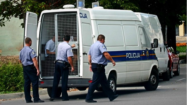 Polijevao kiselinom trgovački centar u Otočcu, vrijeđao zaposlenike i policajce