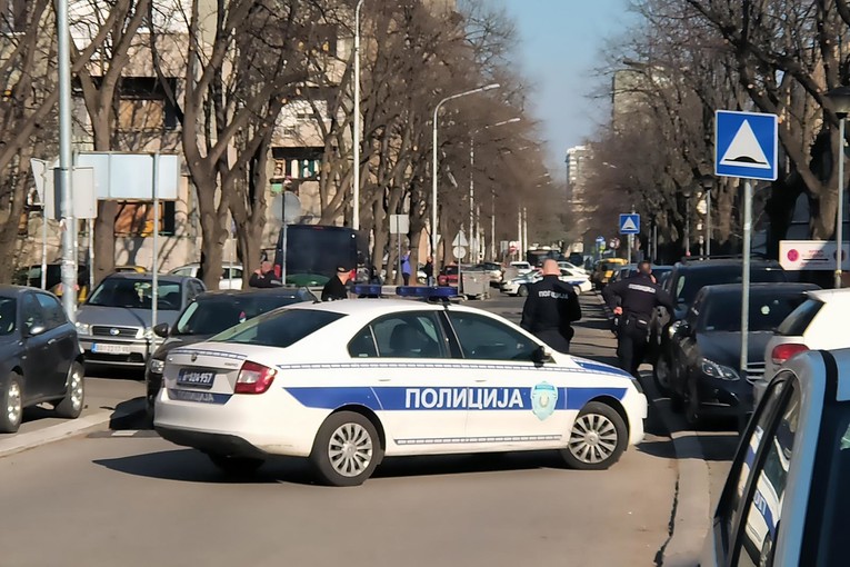 Muškarac u Srbiji poginuo od strujnog udara dok je prao automobil