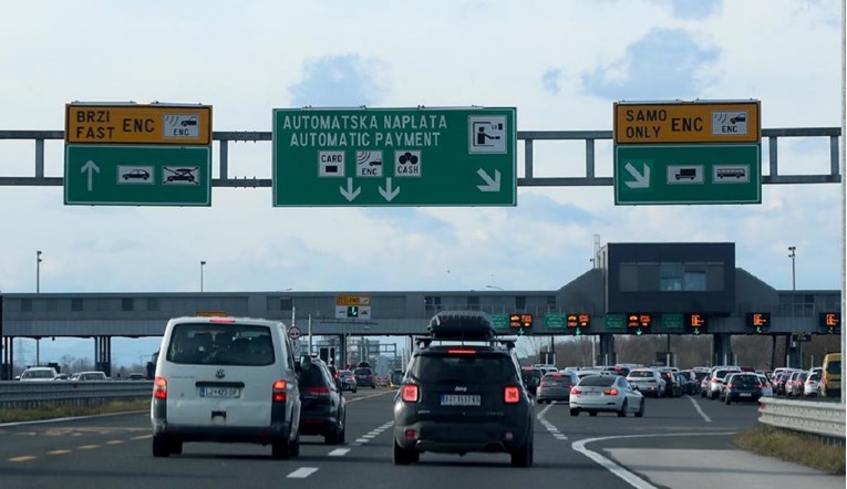 Srna na A3 između Dugog Sela i naplatne postaje Zagreb-istok. Vozi se 80 km/h